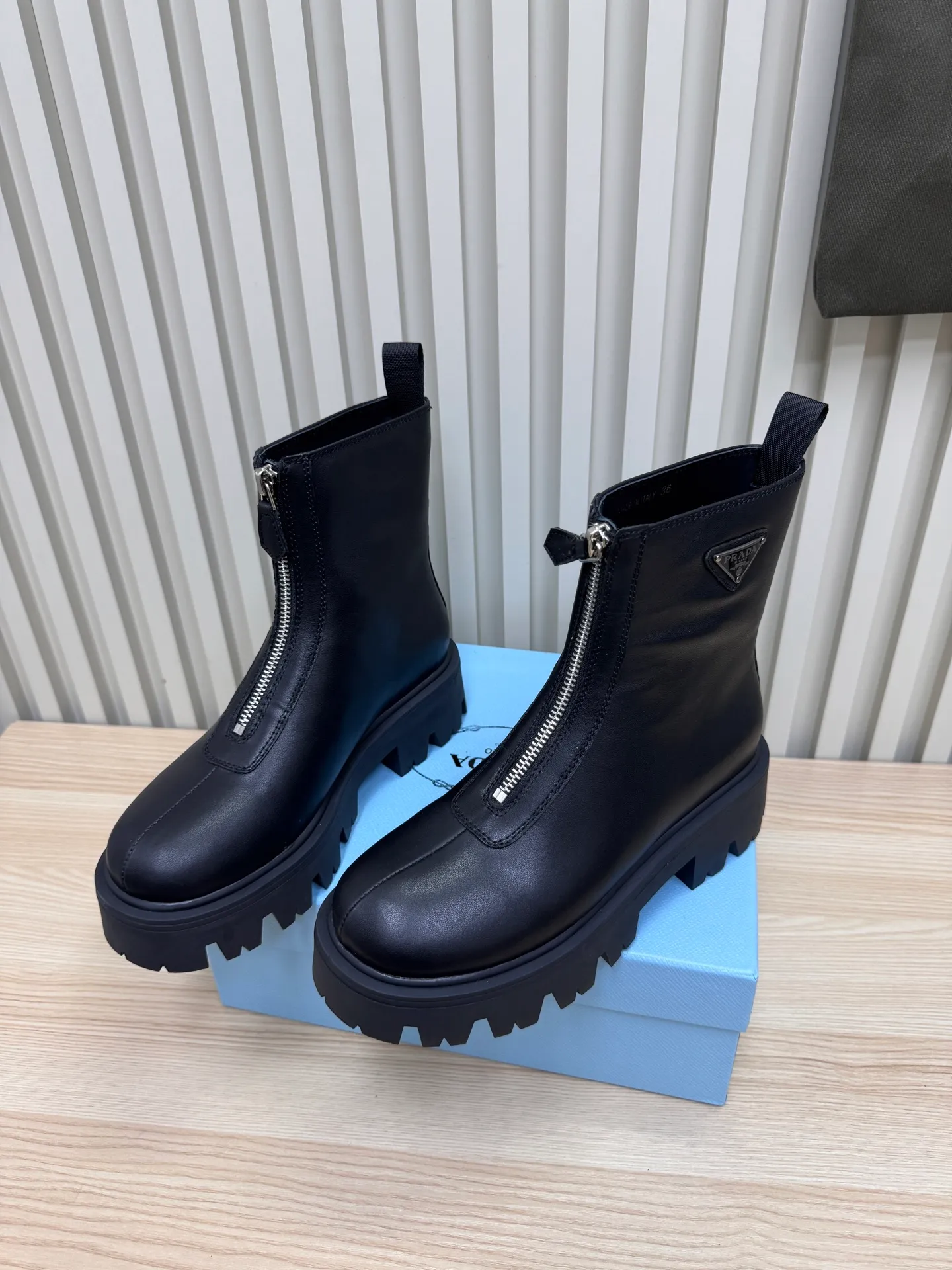 👟👟Ex-factory price 680👟👟 Prada / Prada couple's Martin boots are here, comfortable and elegant to wear. The original molded outsole of the counter is 1:1 replica. It is made of non-slip and wear-resistant imported TPU tin mold vacuum outsole. Tank-shaped thick sole. Fabric: imported anti-explosion cowhide. Lining: imported mixed sheepskin lining. Sheepskin foot pads. Outsole: tin molded beef tendon sole. Code number: 35-41 (42 customized)